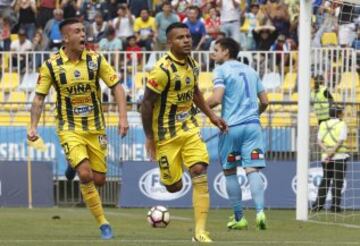 Futbol, Everton vs Universidad Catolica. 
Segunda fecha, campeonato de Clausura 2016/17.
El jugador de Everton Wilson Morelo, derecha, celebra con sus compaÃ±eros luego de convertir un gol contra Universidad Catolica durante el partido de primera division disputado en el estadio Sausalito de ViÃ±a del Mar, Chile.
12/02/2017
Martin Thomas/Photosport
*************

Football, Everton vs Universidad Catolica.   Second date, Closure Championship 2016/17.
Everton's player Wilson Morelo. right, celebrates with teammates after scoring  against Universidad Catolica during the first division football match held at the Sausalito stadium in ViÃ±a del Mar, Chile.
12/02/2017.
Martin Thomas/Photosport