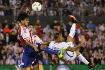 El jugador de Chile, Eduardo Vargas, derecha, juega el balon contra Paraguay durante el partido clasificatorio al mundial de Rusia 2018 disputado en el estadio Defensores del Chaco.
Asuncion, Paraguay. 