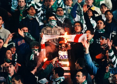 Conocido como el 'Derby da Capital' es el choque con más rivalidad de Portugal. La rivalidad se originó en 1907, cuando ocho jugadores de Benfica pasaron al Sporting en busca de mejores condiciones de trabajo antes del primer derbi.