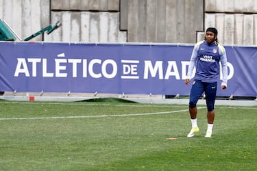Ademola Lookman durante el entrenamiento del Atlético de Madrid en el Cerro del Espino.