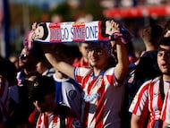 MADRID, 14/04/2026.-Aficionados esperan la llegada de los autobuses de los equipos en los alrededores del estadio Riyadh Air Metropolitano, antes del partido de vuelta de cuartos de final de Liga de Campeones entre el Atlético de Madrid y el FC Barcelona, este martes en Madrid.- EFE/ Rodrigo Jiménez