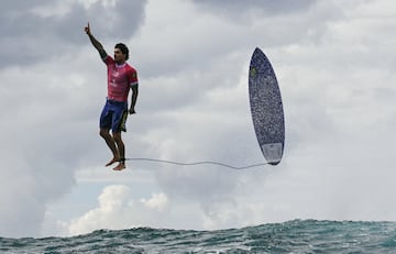 El brasileño Gabriel Medina tras una destacada participación emerge de una gran ola durante las actividades del surf masculino en Juegos Olímpicos de París 2024 | Teahupo'o, en la isla polinesia Tahití, el 29 de julio de 2024. (Foto de Jerome BROUILLET / AFP) / ALTERNATE CROP