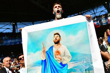 Hincha argentino con un fotomontaje de Leo Messi.