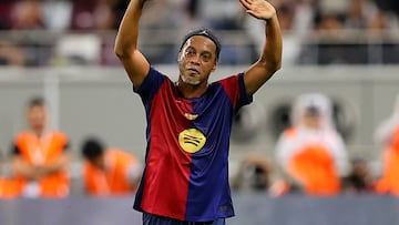 Soccer Football - FC Barcelona Legends v Real Madrid Legends - Khalifa International Stadium, Al Rayyan, Qatar - November 28, 2024 FC Barcelona Legends' Ronaldinho reacts REUTERS/Ibraheem Al Omari