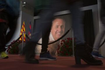 Multitudinaria despedida a Johan Cruyff en el Camp Nou. Muchos aficionados al fútbol se acercaron al estadio para mostrar sus respetos al mítico jugador holandés.