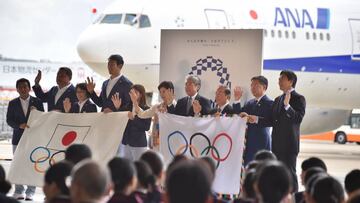 La gobernadora de Tokio, Yuriko Koike, y los miembros del Comité Olímpico de Japón posan con la bandera olímpica a su llegada a suelo nipón tras estar presentes en los Juegos Olímpicos de Río.