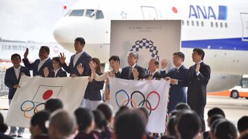 La gobernadora de Tokio, Yuriko Koike, y los miembros del Comit&eacute; Ol&iacute;mpico de Jap&oacute;n posan con la bandera ol&iacute;mpica a su llegada a suelo nip&oacute;n tras estar presentes en los Juegos Ol&iacute;mpicos de R&iacute;o.