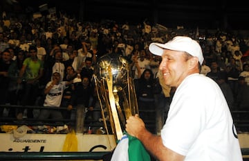 El entrenador antioqueño logró su único título en el fútbol colombiano en el torneo Apertura 2009 con el Once Caldas. Esta fue la tercera estrella del equipo.