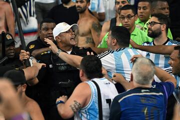 Pelea entre un policía y un aficionado argentino.