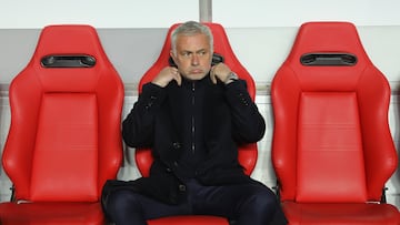 Leiria (Portugal), 07/01/2026.- Benfica's head coach Jose Mourinho looks on during the Portuguese League Cup semi final soccer match between SL Benfica and Sporting de Braga, in Leiria, Portugal, 07 January 2026. EFE/EPA/PAULO CUNHA
