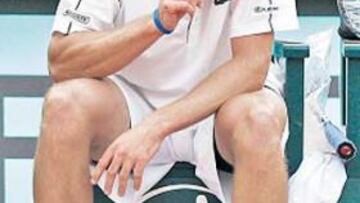 <b>DESOLADO. </b>Roddick se lamenta tras decidir que no podía aguantar más en Roland Garros.