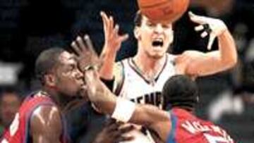 A POR ÉL. Dos clippers, Brand y McInnis, cercan a Pau Gasol .