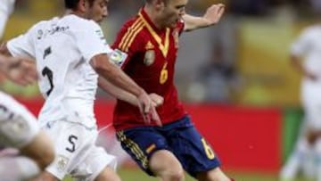El jugador de la selección española Andrés Iniesta (d) trata de escapar de Gargano, de Uruguay, durante el partido de la Copa Confederaciones FIFA 2013 disputado hoy en el estadio Arena Pernambuco, en Recife.