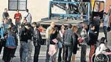 <b>¡COLAS INTERMINABLES! </b>Éste era el aspecto que presentaban en la mañana de ayer las taquillas del Nou Estadi del Nàstic. Muchos de ellos eran seguidores blancos.