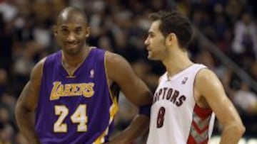 Kobe Bryant y Calderón hablan durante un partido.