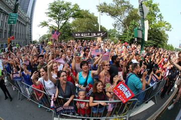 La selección femenil de Estados Unidos se coronó el domingo al vencer en la final del Mundial a Holanda. Hoy desfilaron en las calles de Broadway, New York.