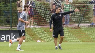 Ernesto Valverde durante un entrenamiento.