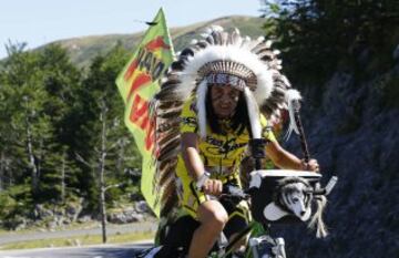 Un seguidor de Alejandro Valverde vestido de indio.