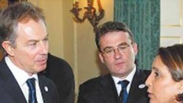 <b>RECEPCIÓN. </b>Blair escucha a Nawal Al Moutawakel, del COI.