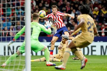 Ronald Araujo no puede vitar el tiro de Marcos Llorente. Marc-André ter Stegen atento a la acción del jugador rojiblanco.