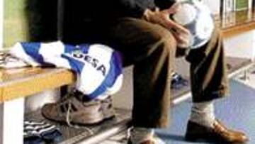 SÓLO EL BALÓN NO HA CAMBIADO. Sentado en el lujoso vestuario madridista, entre los espacios que habitualmente ocupan Zidane y Raúl, Pahíño contempla con una mirada nostálgica el balón. "Al menos la pelota sigue siendo redonda". El habitáculo no tiene nada que ver con el que él utilizaba en su época de jugador.