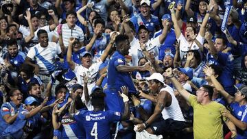 Marlon de Jesus celebra su gol ante Barcelona con su afición