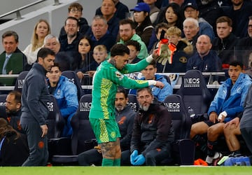 Ederson exterioriza su enfado al llegar al banquillo al ser sustituido por Stefan Ortega en el Tottenham - Manchester City.