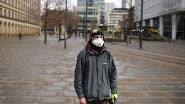 Un ciudadano sale a la calle en plena cuarentena.