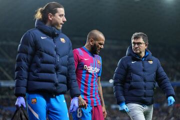 Lesi¨®n de Dani Alves. El jugador brasile?o fue sustituido en el minuto 65.