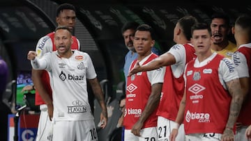 AME8265. SAO PAULO (BRASIL), 09/03/2025.- Neymar (i) de Santos reclama este domingo, en un partido del campeonato Paulista entre Club Corinthians y Santos Futebol en el estadio Neo Química Arena en Sao Paulo (Brasil). EFE/ Sebastiao Moreira