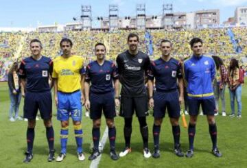 El árbitro Pedro Jesús Pérez Montero acompañado de los asistentes José Manuel Matías Caballero y Alfonso Hernández Labella, el cuarto árbitro Adán Alonso Portillo y los capitanes Valerón e Iraizoz.