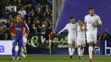 Mayoral y Lucas Vázquez celebran el 0-2.