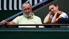 Ion Tiriac y Simona Halep presencian un partido durante Roland Garros 2017.