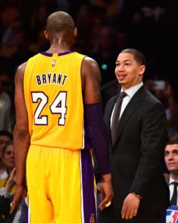 Tyronn Lue habla con Kobe Bryant.