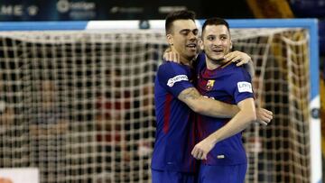 GRAF1553. BARCELONA, 16/06/2018.- Sergio Lozano (i), del Barcelona Lassa, celebra su gol, segundo del equipo ante el Movistar Inter, durante el cuarto partido de la serie final al t&iacute;tulo de Liga de F&uacute;tbol Sala que se disputa hoy en el Palau 