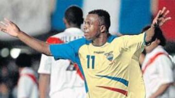 <b>JUGADOR CLAVE. </b>Benítez festeja el primer tanto de la noche, decisivo para certificar la victoria de Ecuador ante el Perú en el Miniestadi.