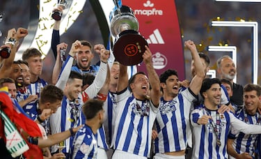 El conjunto txuri‑urdin celebra sobre el césped el título de la Copa del Rey, logrado tras una final que se resolvió en la tanda de penaltis.