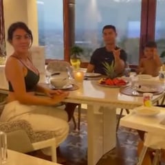 La excéntrica forma de bendecir la mesa de Cristiano y Georgina con Beyoncé involucrada