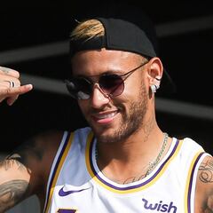 Neymar, ausente contra el Amiens por descanso, está en Portugal con un amigo surfero