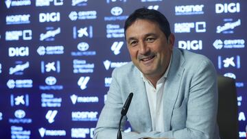 El Sadar. Presentación de Sheraldo Becker como nuevo jugador de Osasuna, en compañía de Braulio Vazquez, director deportivo del club.