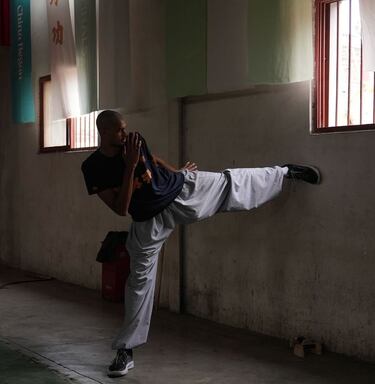 Se construyó en el año 495 durante la dinastía Wei del norte y se ubica en el interior de las llanuras centrales de frente a la antigua capital Luoyang.