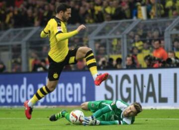 Nació en Alemania, pero posee la doble nacionalidad alemana-española. Su padre es de Cádiz y su madre de Granada. Actualmente juega en el Borussia Dortmund.