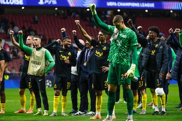 Los jugadores del Union Saint-Gilloise, al término del encuentro agradeciendo a sus aficionados su viaje a Madrid y el aliento que les dieron durante todo el partido.
