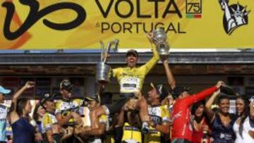 Alejandro Marque, aupado por sus compañeros tras su triunfo en la Vuelta a Portugal de este año.