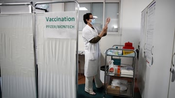 A healthcare worker draws a dose of the Pfizer-BioNTech COVID-19 vaccine at the Clinique de l&#039;Estree - ELSAN private hospital in Stains as part of the coronavirus disease (COVID-19) vaccination campaign in France, March 5, 2021. REUTERS/Benoit Tessie