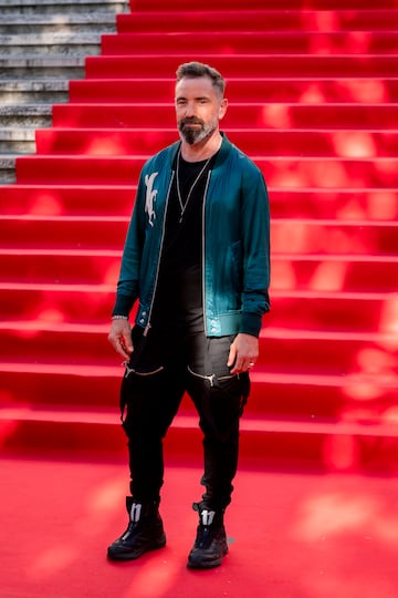 El cantante de OBK posa en la alfombra roja de la Primera edicin de los Premios de la Academia de la Moda Espa?ola.