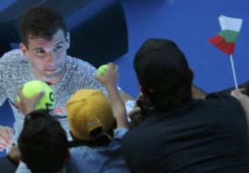 El b¨²lgaro Grigor Dimitrov firma aut¨®grafos tras su victoria en cuartos sobre David Goffin.