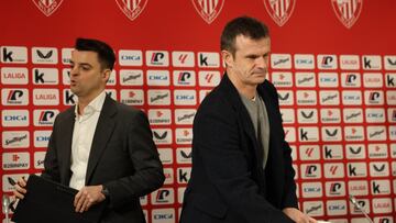 BILBAO, 05/02/2025.-El presidente del Athletic Club, Jon Uriarte (d) y el director general de fútbol, Mikel González, (i) este miércoles en rueda de prensa para realizar un balance deportivo de mitad de temporada, una vez cerrado el mercado de invierno, con la presentación del único fichaje, Maroan Sannadi. EFE/Luis Tejido