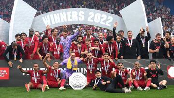 LEICESTER, ENGLAND - JULY 30: Players of Liverpool celebrate with the The FA Community Shield after victory against Manchester City during between Manchester City and Liverpool FC at The King Power Stadium on July 30, 2022 in Leicester, England. (Photo by Mike Hewitt/Getty Images)