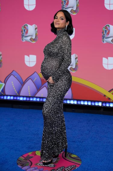 Natti Natasha posa en la alfombra roja de los Premios Juventud 2025 celebrados en Panamá.